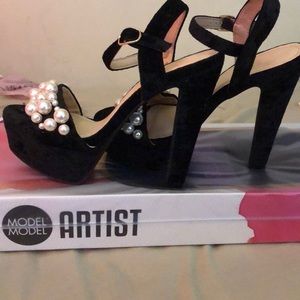 Velvet heels with pearls